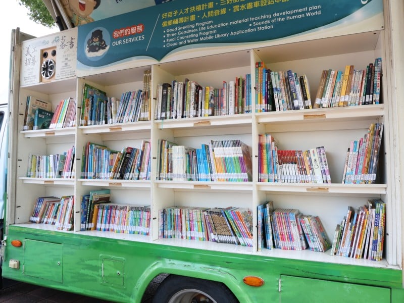 月光寺雲水書坊開進吉安好客藝術村 游淑貞迎接書車鼓勵全民閱讀社區化